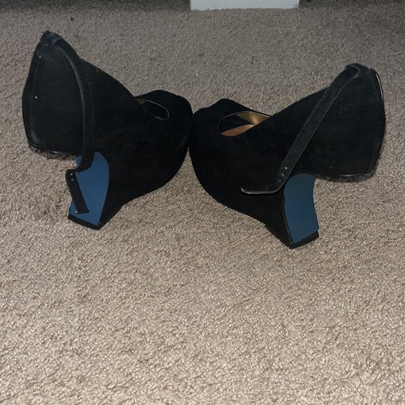 Unique Peep Toe Wedges - Picture 2 of 4
